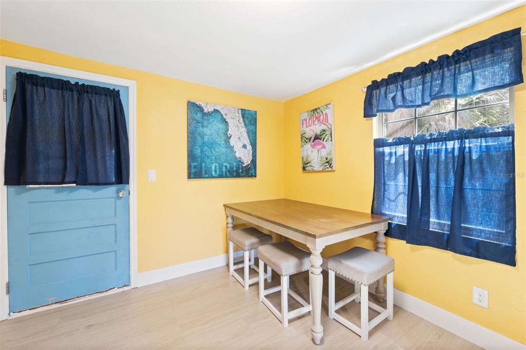 7965 West Riverbend Road Crystal River, FL 34428 - Photo 22 of 60 a room with a table and chairs