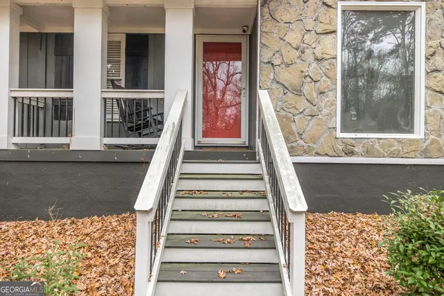 a view of entryway with a front door