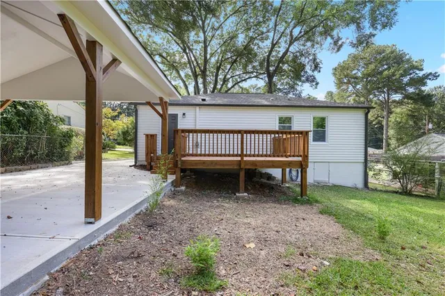 a view of a house with backyard and a tree