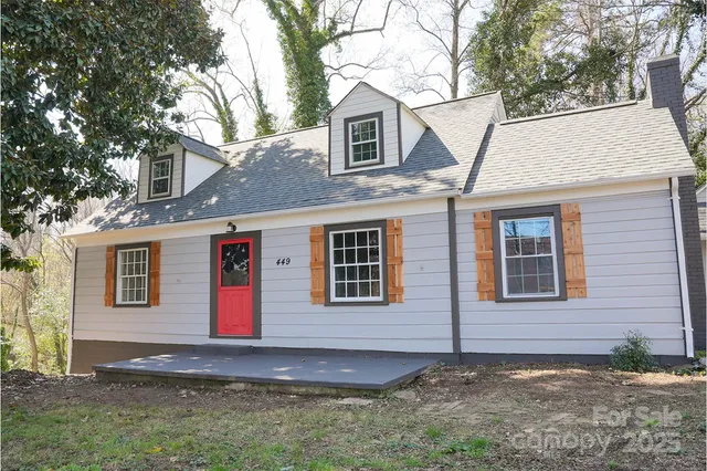 a view of front of a house with a yard