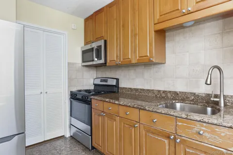 $365,000 | 3333 Henry Hudson Parkway, Unit 12M | Riverdale
