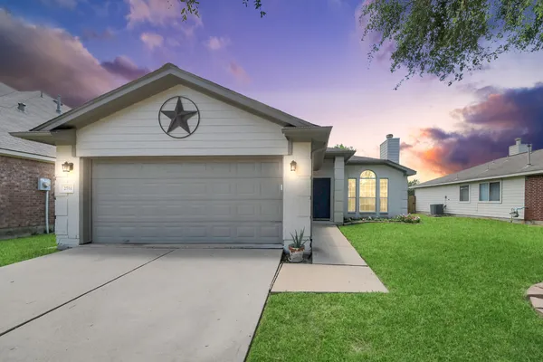 $2,000 | 2511 Orchard Run Way, Fresno, TX 77545