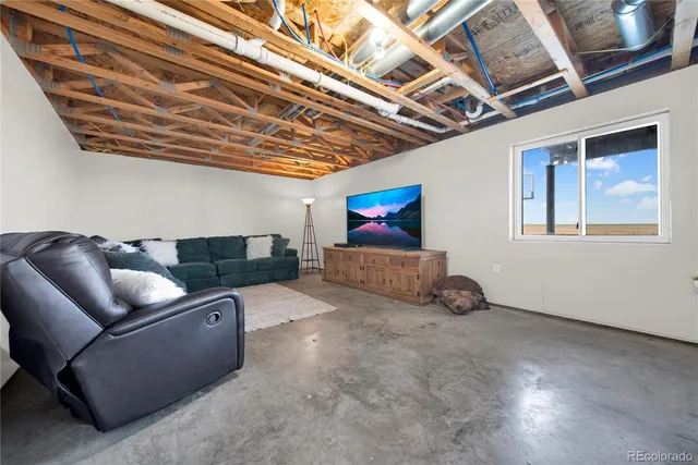 a view of livingroom with furniture