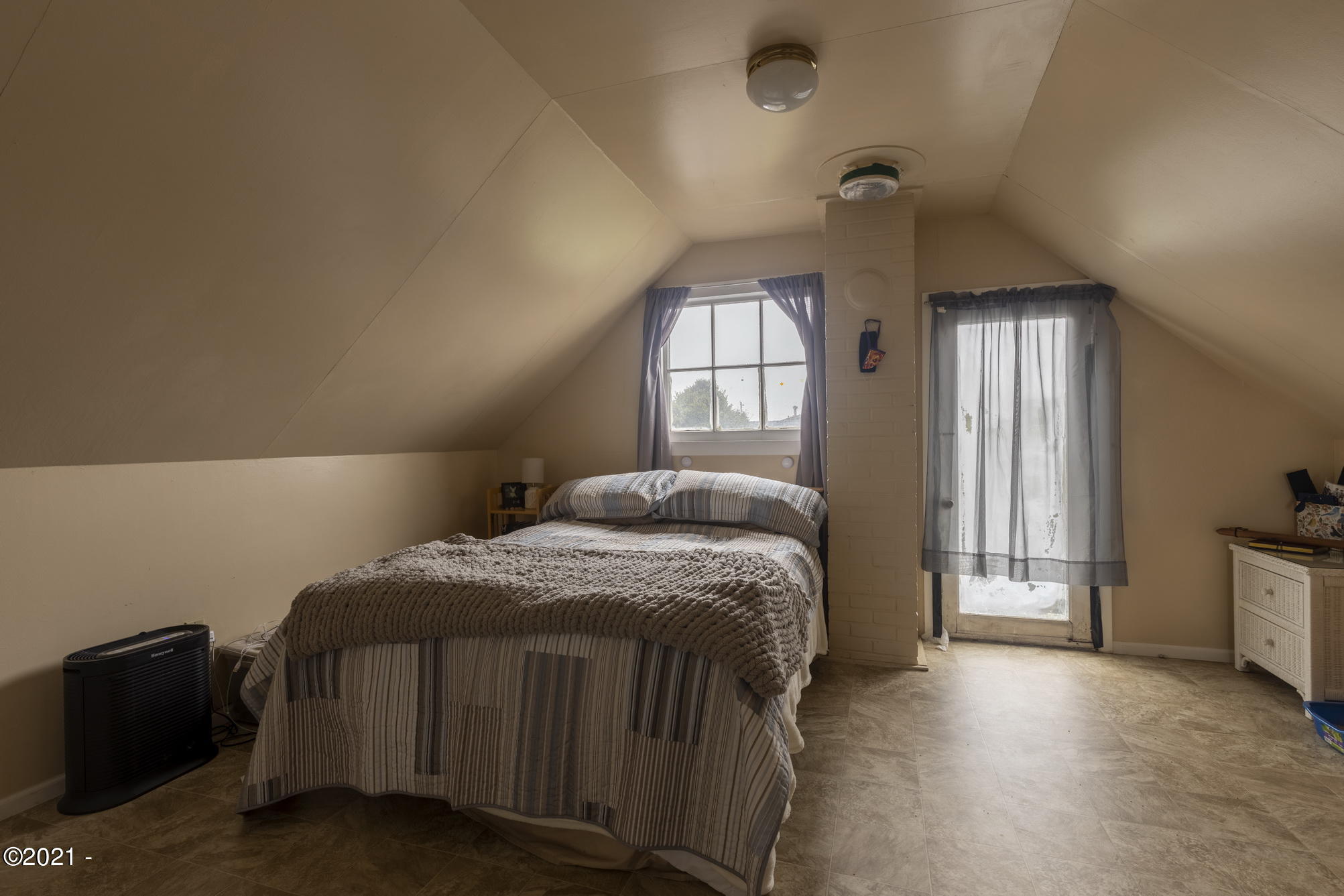 737 Southwest Government Street Newport, OR 97365 - Photo 14 of 28 737 Bedroom