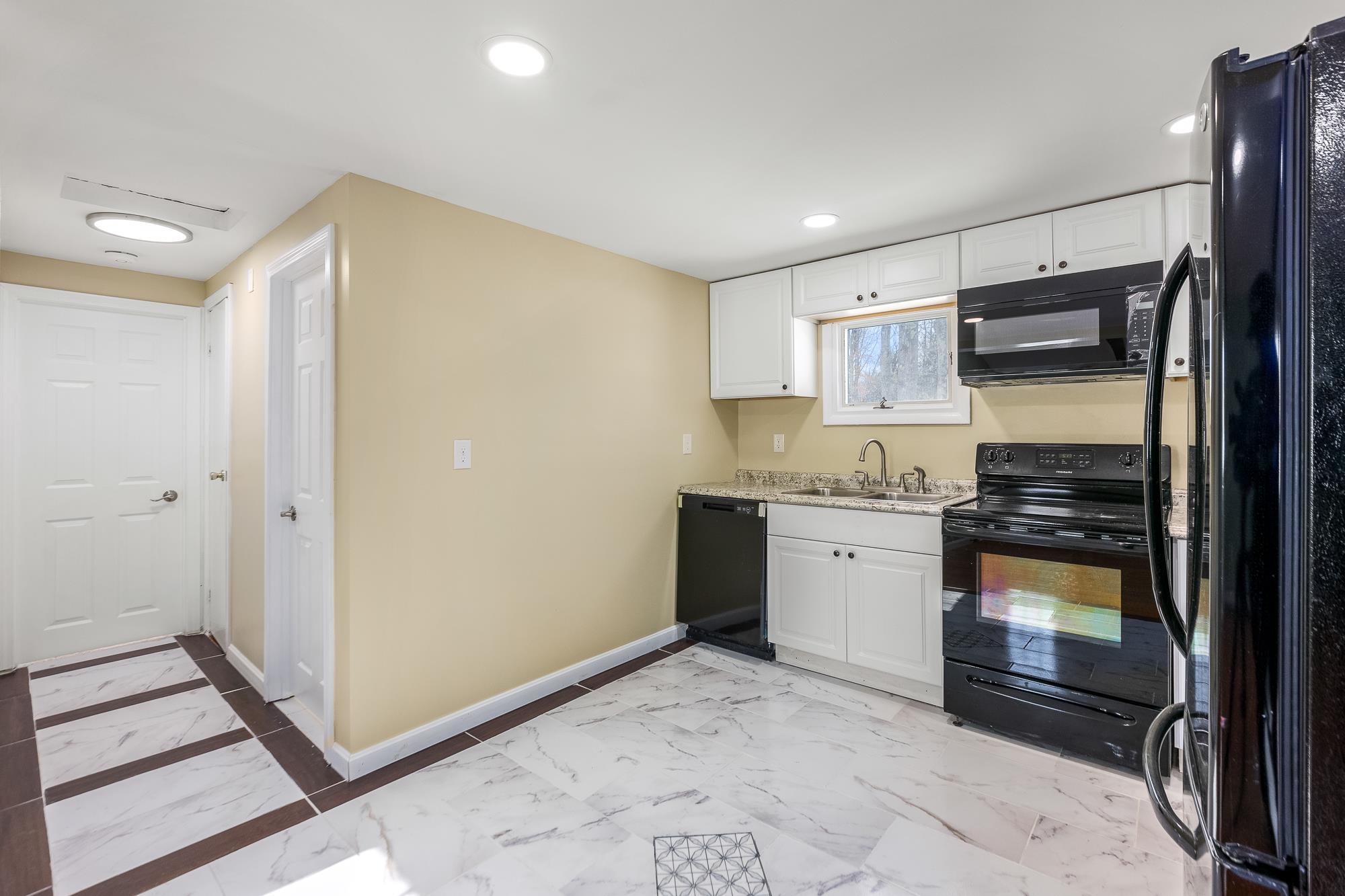 102 England Road Rochester, NH 03867 - Photo 11 of 38