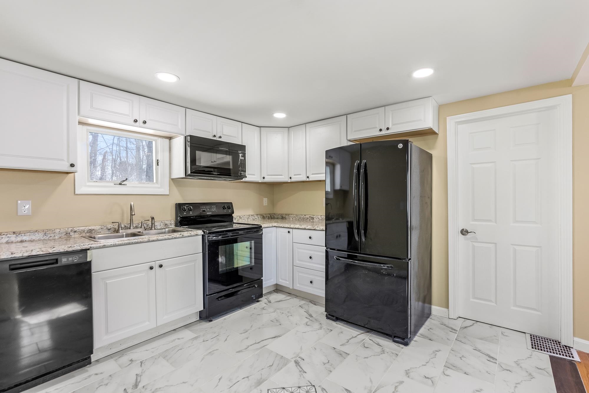 102 England Road Rochester, NH 03867 - Photo 12 of 38