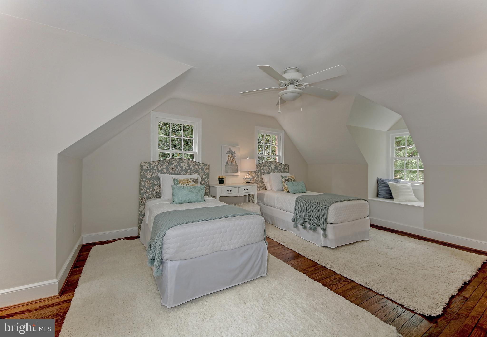 4020 Reno Road Northwest Washington, DC 20008 - Photo 27 of 61 Fifth bedroom with built in seat & desk