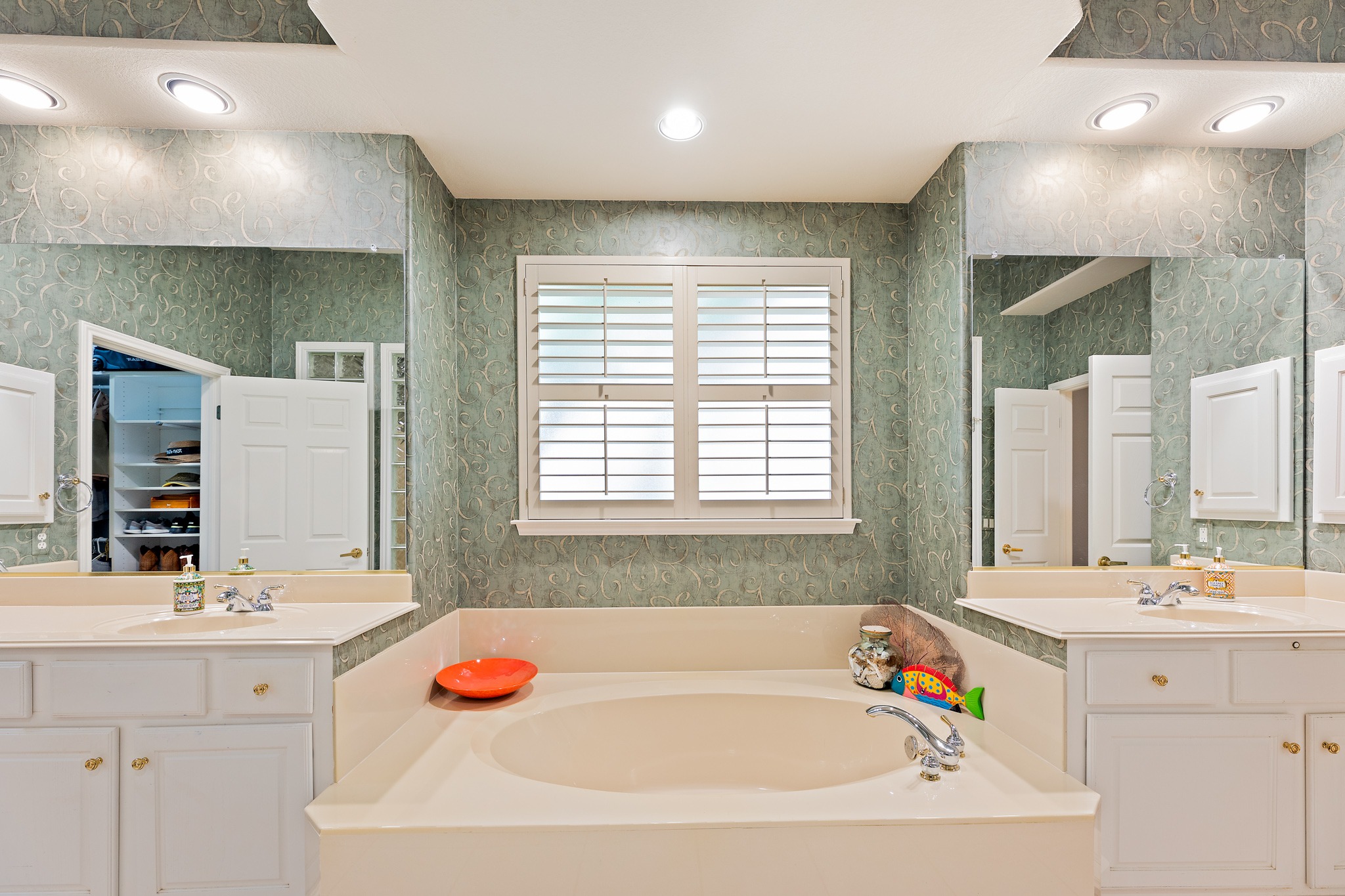 106 Wild Turkey Lane Georgetown, TX 78633 - Photo 26 of 39 a bathroom with a tub a sink and a large mirror