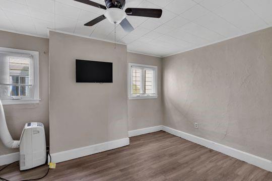 1850 Middle Street Pittsburgh, PA 15215 - Photo 18 of 27 a view of a livingroom with a workspace