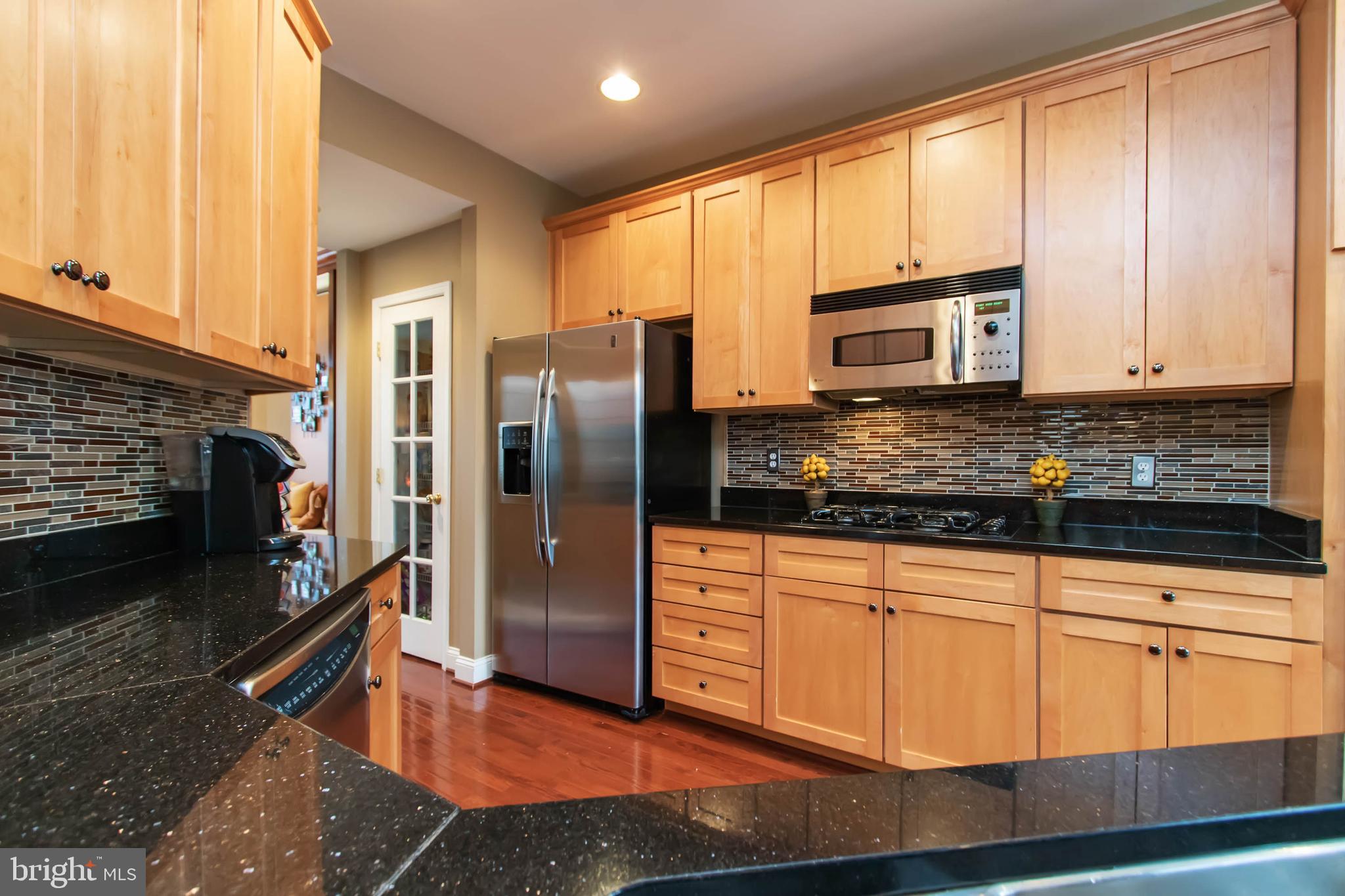 9185 Ribbon Falls Loop Bristow, VA 20136 - Photo 9 of 34 Gourmet Kit w/Large Pantry Opens to Dining Room