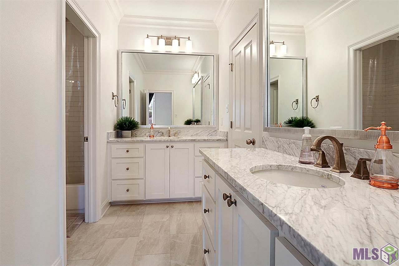 11129 Preservation Way Baton Rouge, LA 70810 - Photo 13 of 18 Guest Upstairs Bathroom