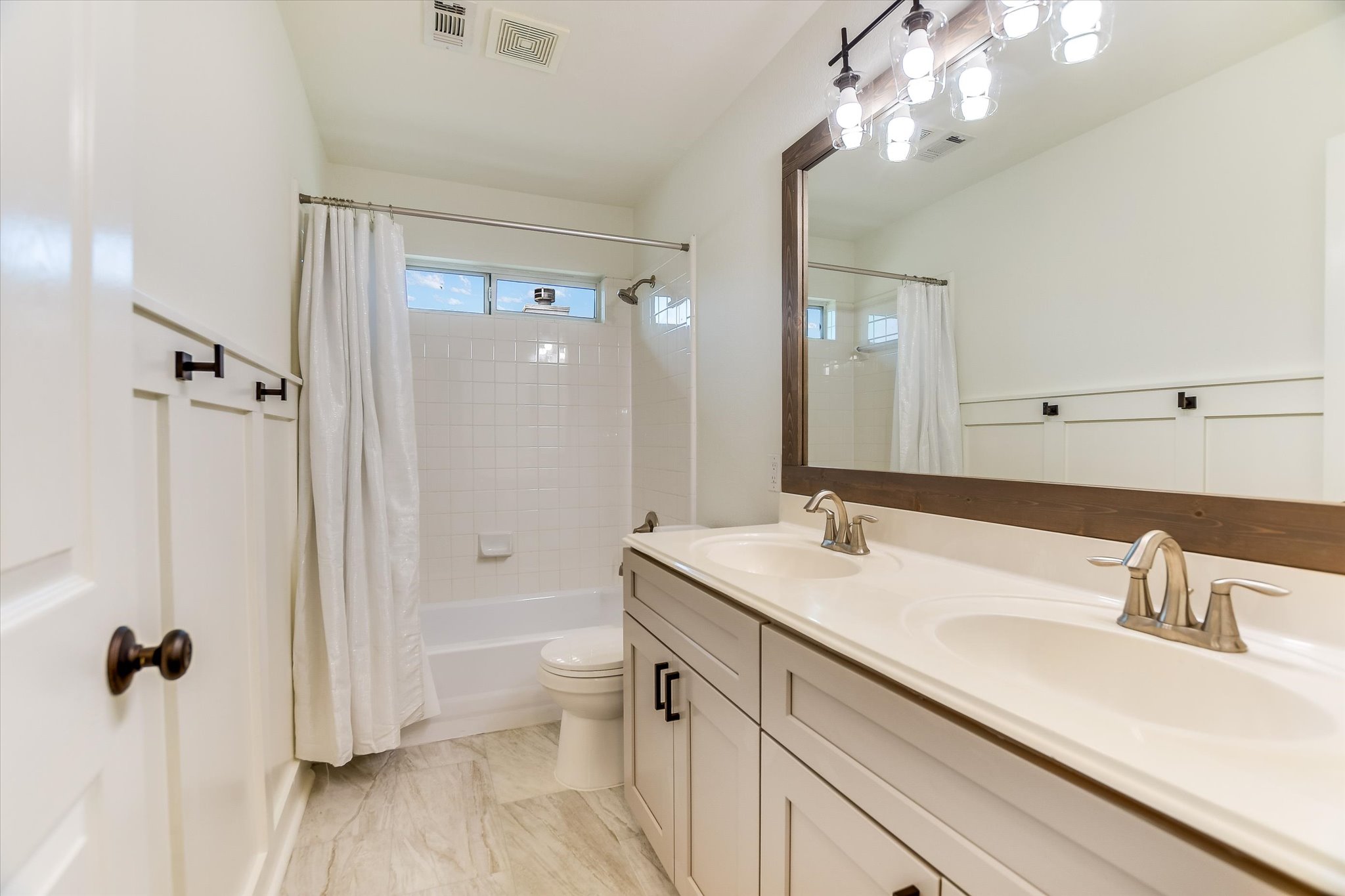 3517 Grimes Ranch Road Austin, TX 78732 - Photo 17 of 26 Upstairs Full Bath #2