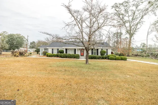 a front view of house with yard