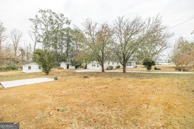 a view of yard with trees