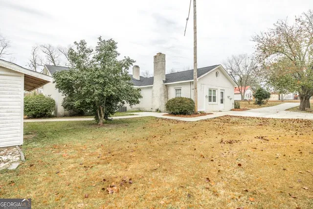 a view of a house with a yard