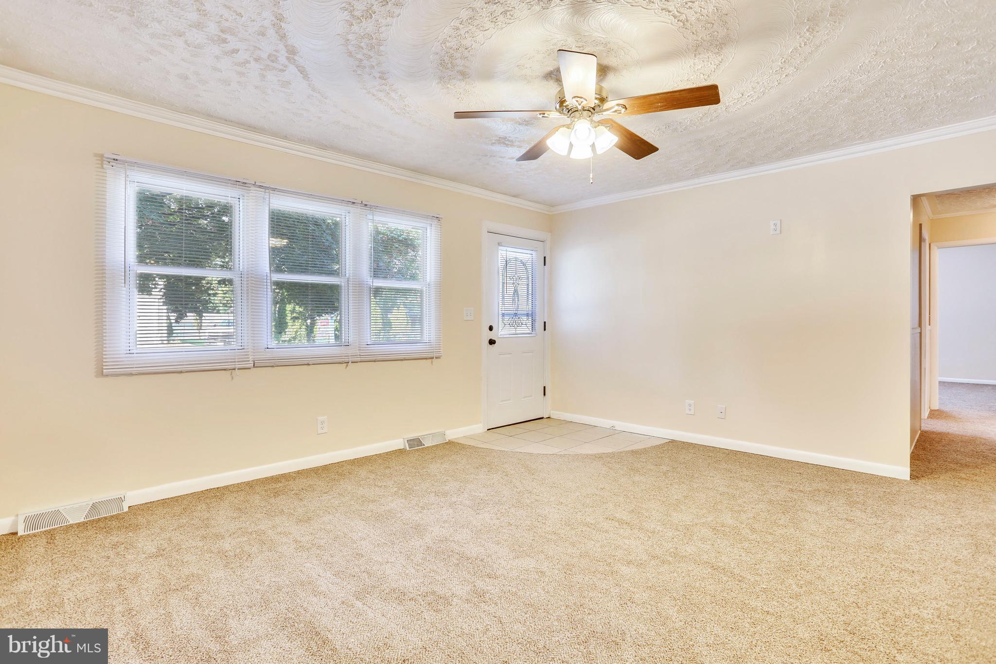8531 Creek Road Pasadena, MD 21122 - Photo 20 of 29 Living Room