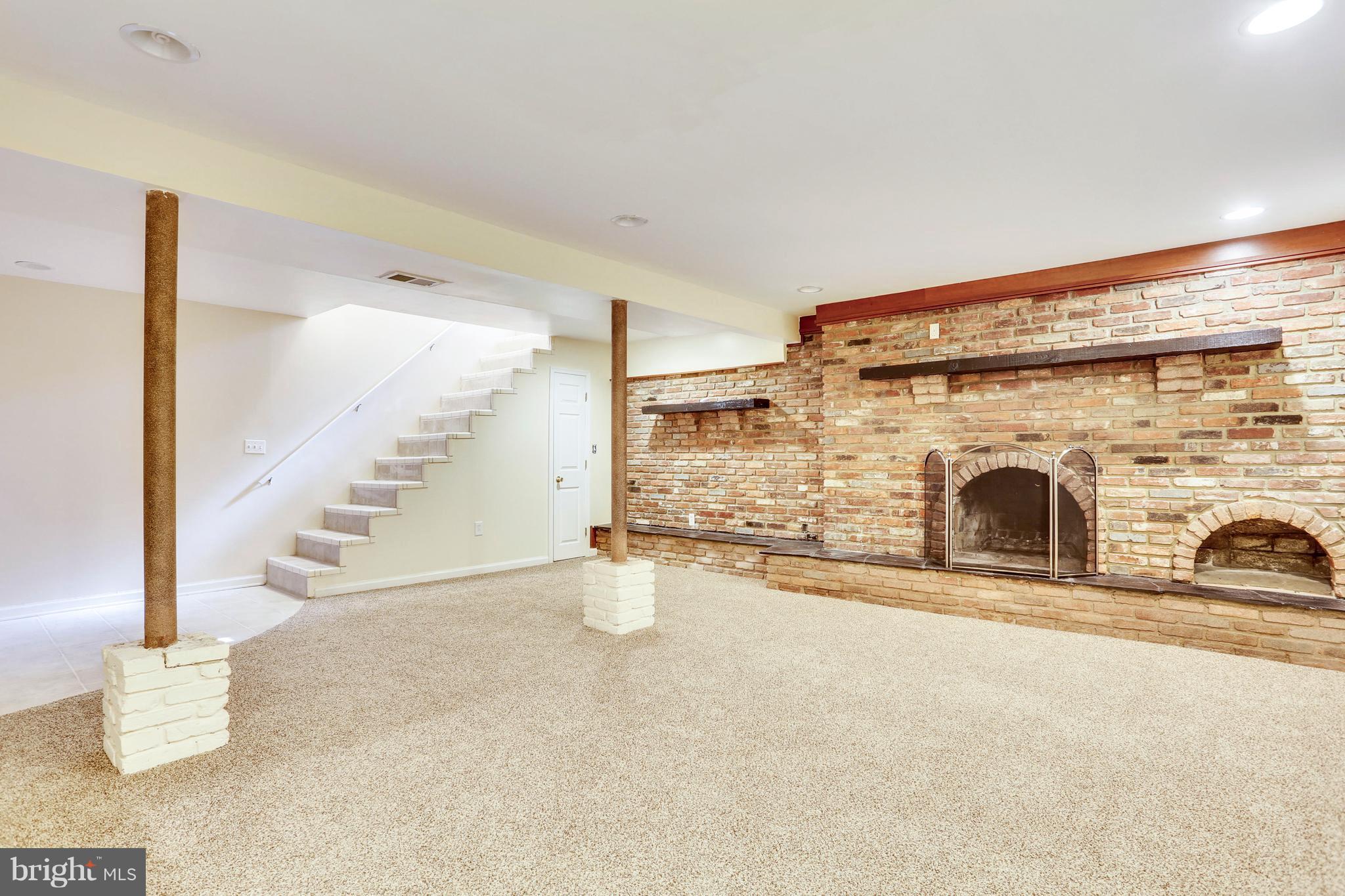 8531 Creek Road Pasadena, MD 21122 - Photo 8 of 29 Family Room