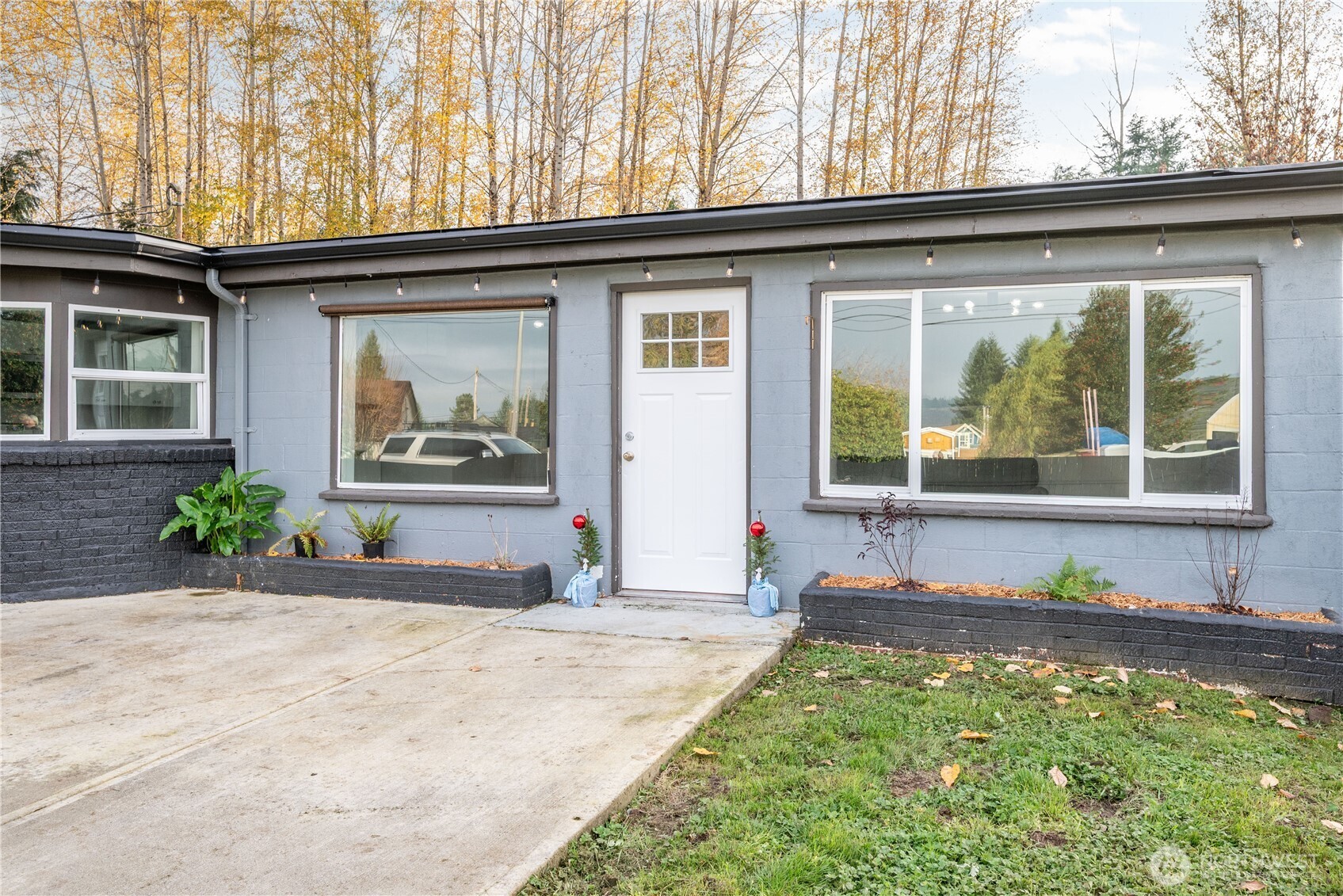 3317 Olive Way Longview, WA 98632 - Photo 4 of 29 a front view of a house with garden