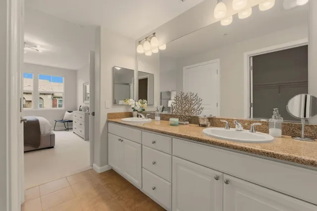 a en suite bathroom with double sink and a mirror