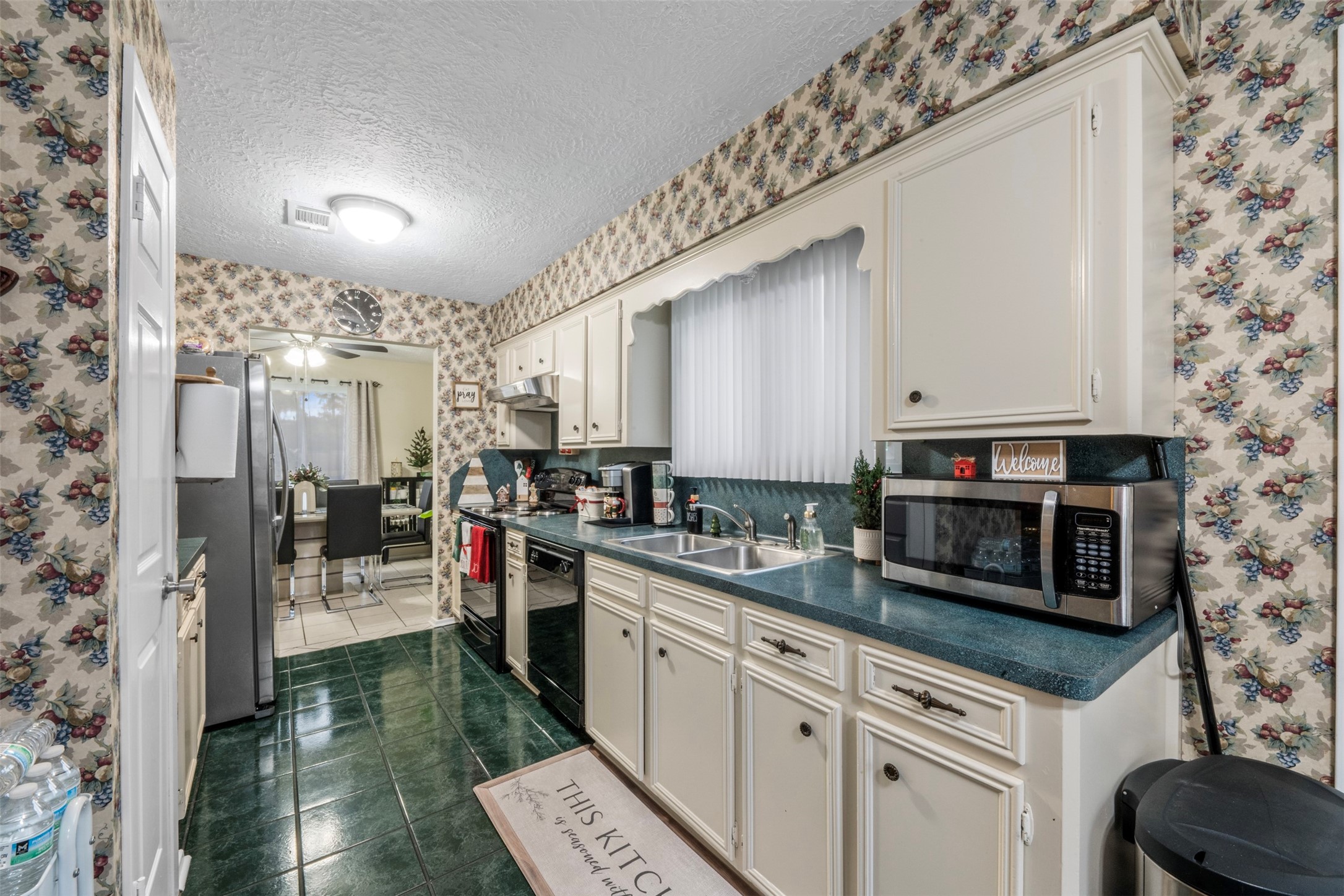 1114 Poppets Way Crosby, TX 77532 - Photo 17 of 48 Spacious kitchen with abundant cabinet storage.
