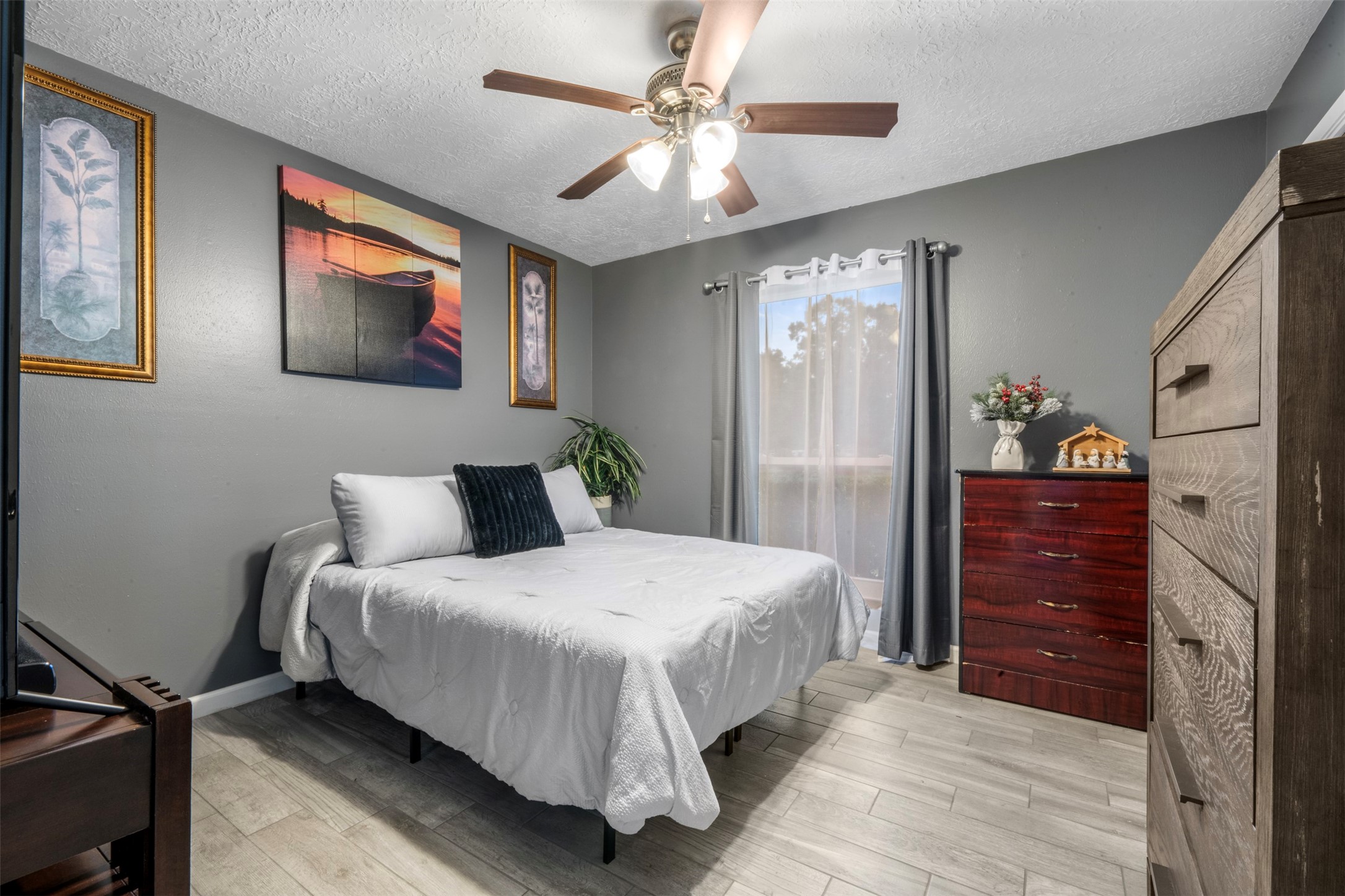 1114 Poppets Way Crosby, TX 77532 - Photo 24 of 48 Comfortable guest bedroom