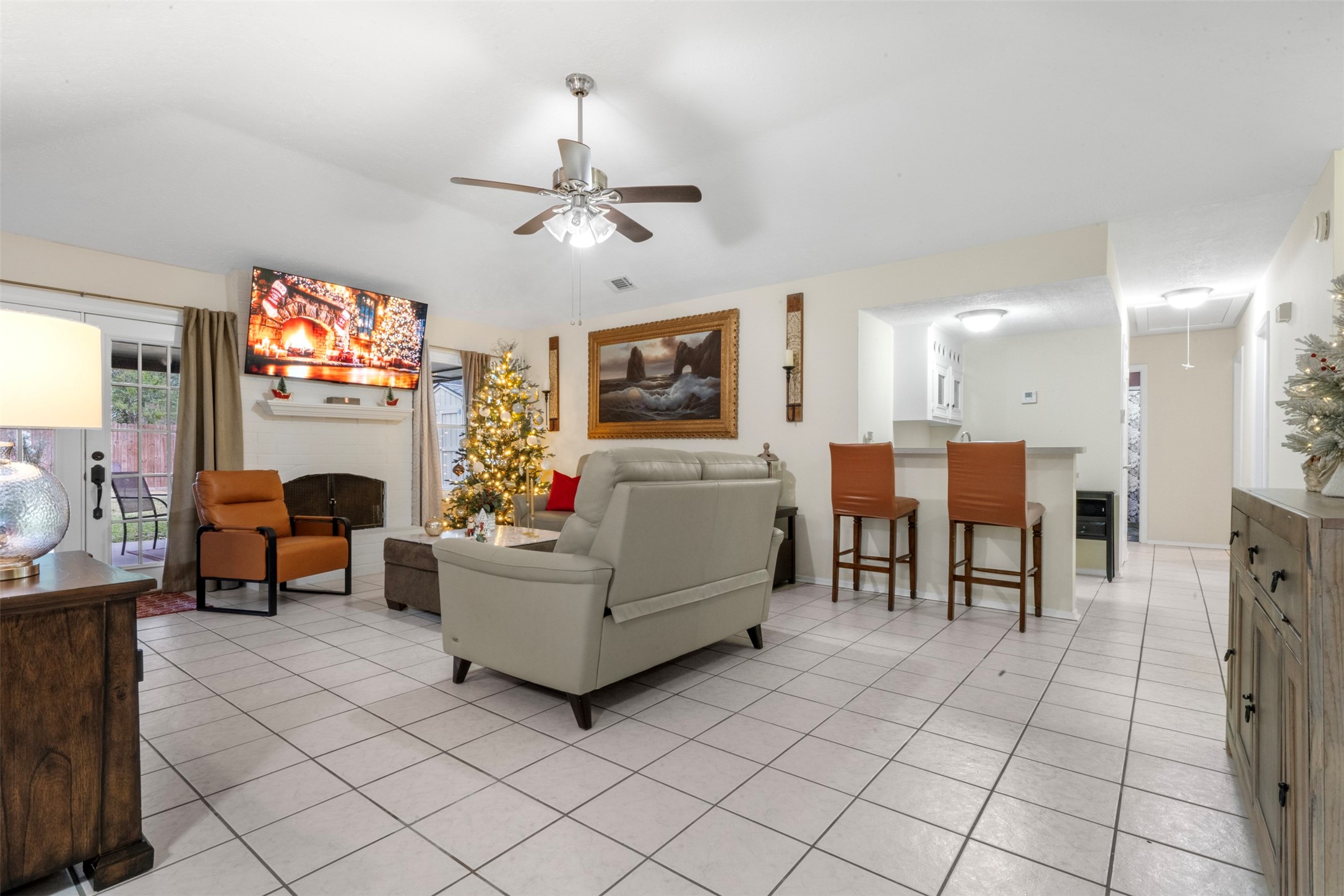 1114 Poppets Way Crosby, TX 77532 - Photo 9 of 48 Living room featuring custom built-in wet bar with shelving and bar seating.