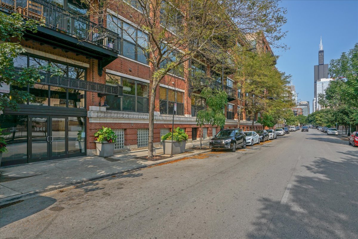 1040 West Adams Street, Unit 344 Chicago, IL 60607 - Photo 30 of 31 a view of a street with sitting area