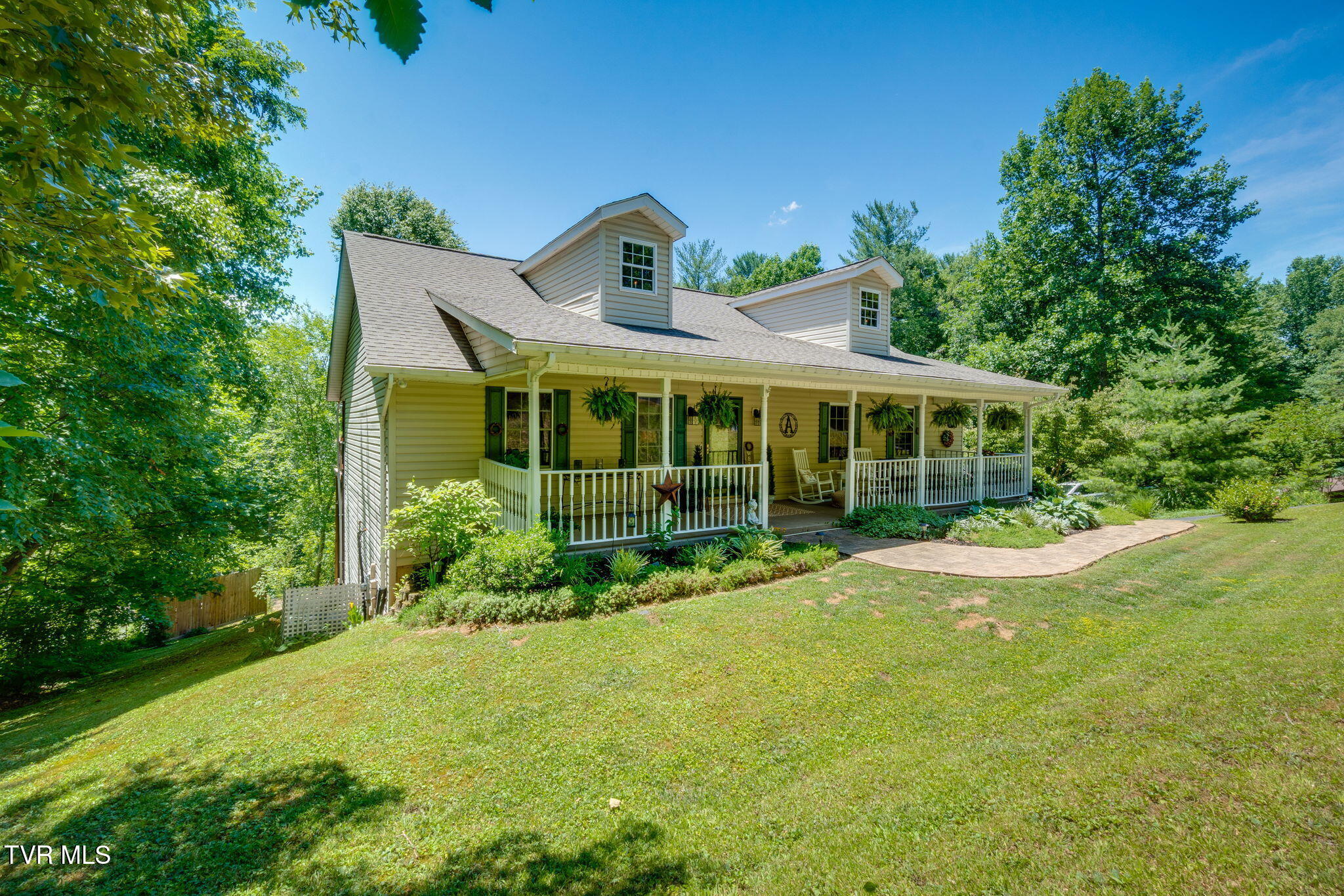 109 Cherokee Circle Erwin, TN 37650 - Photo 3 of 35 003