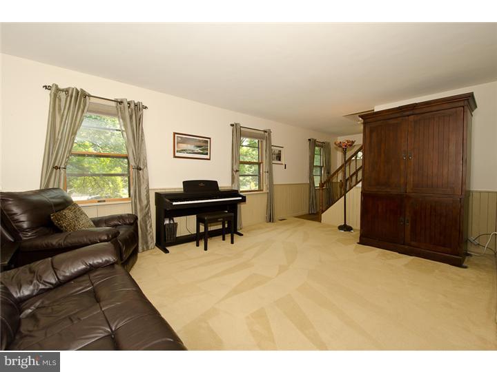88 Signal Hill Road Holland, PA 18966 - Photo 3 of 25 Living Room