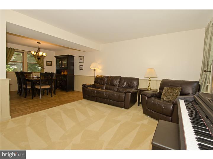 88 Signal Hill Road Holland, PA 18966 - Photo 4 of 25 Living Room