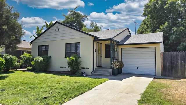 a view of a house with backyard and garden