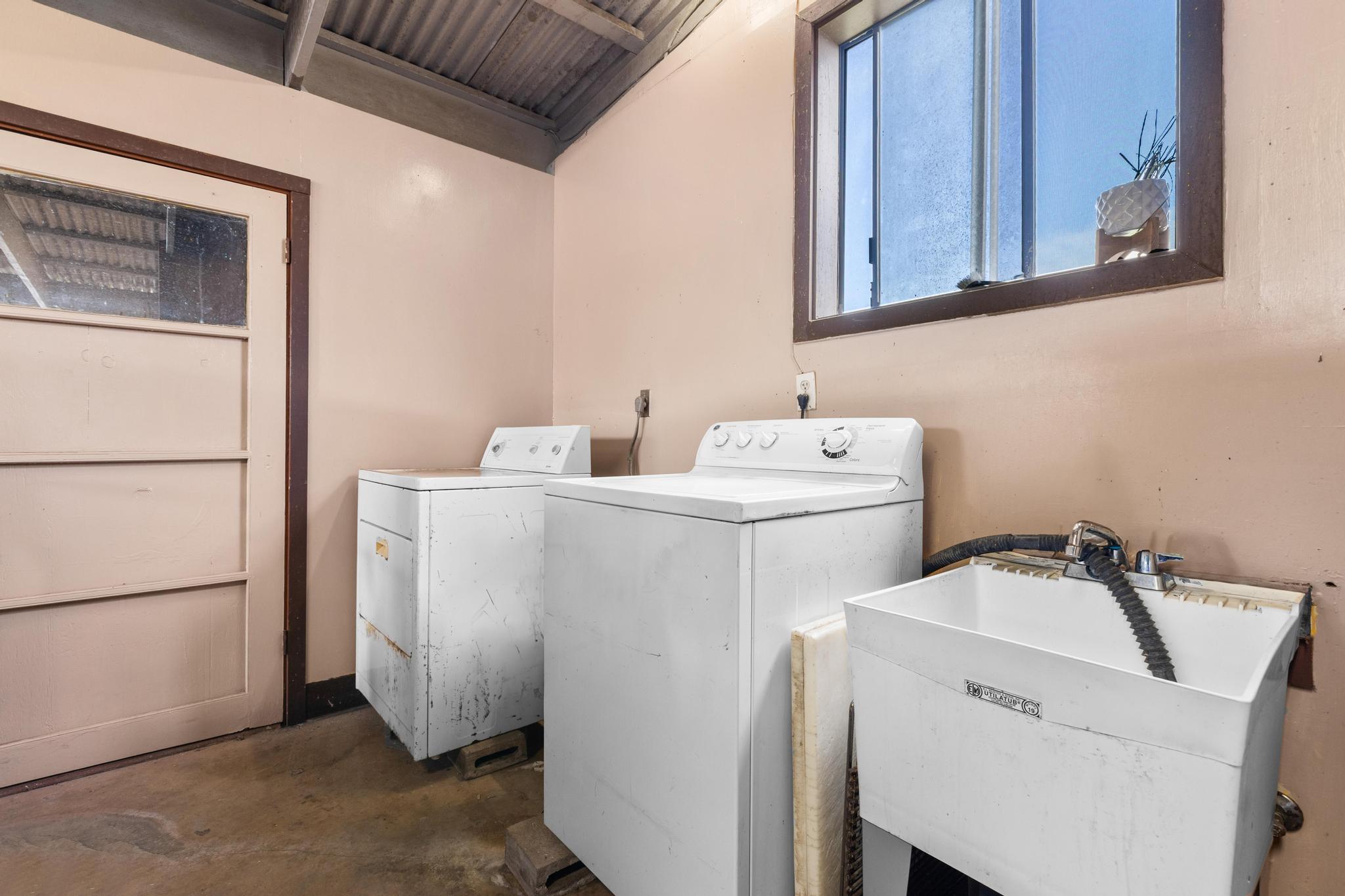 54-382 Union Mill Road Kapaau, HI 96755 - Photo 14 of 28 a utility room with dryer and washer