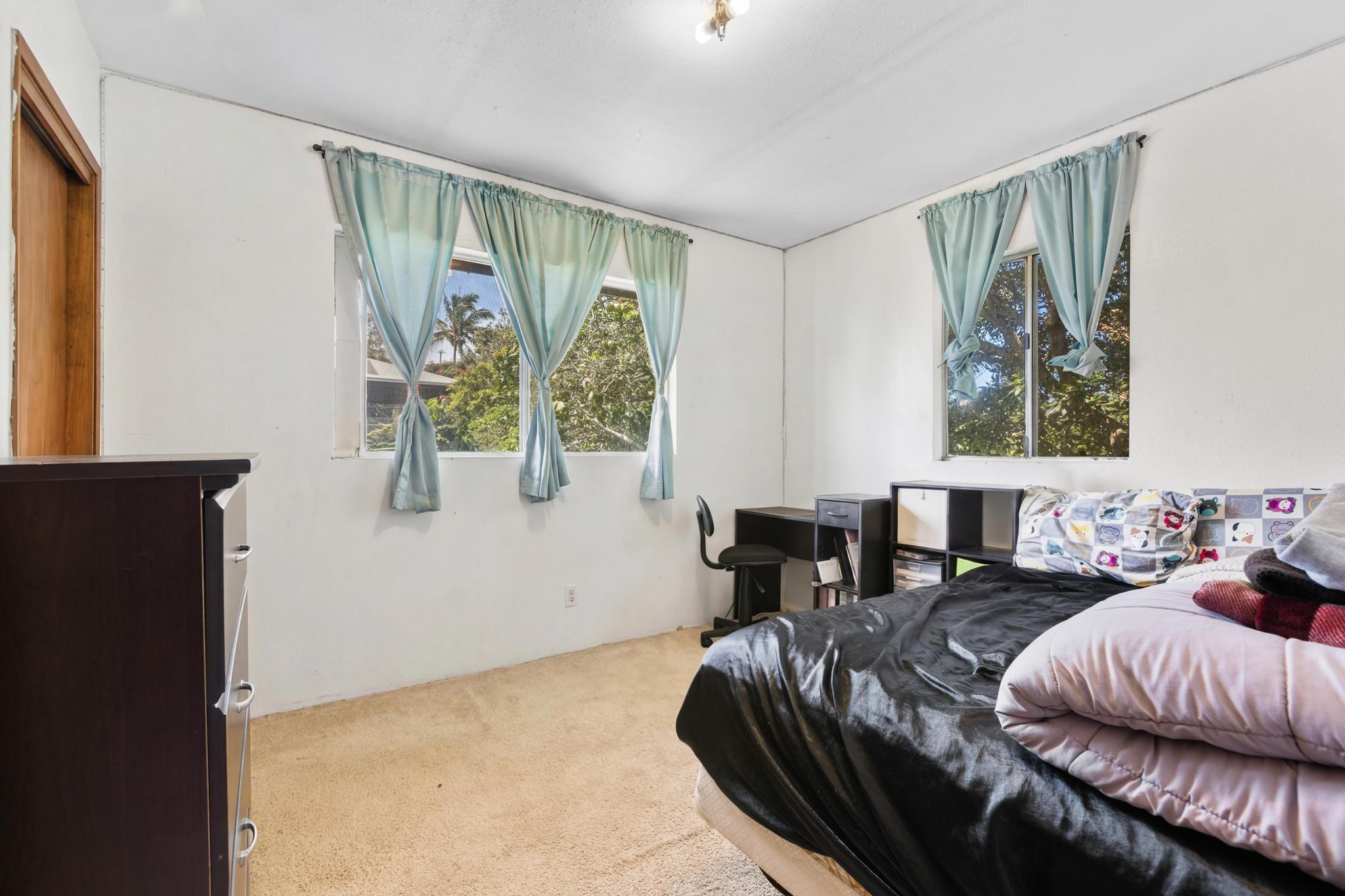 54-382 Union Mill Road Kapaau, HI 96755 - Photo 20 of 28 a bedroom with a bed and a window