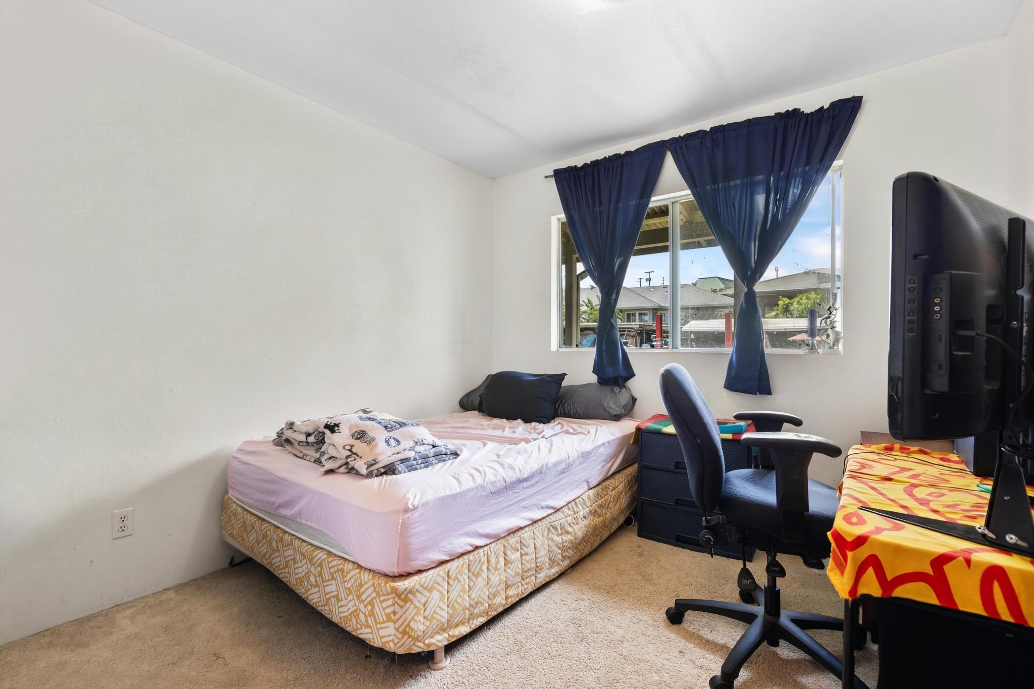 54-382 Union Mill Road Kapaau, HI 96755 - Photo 21 of 28 a bed room with a bed and a chair