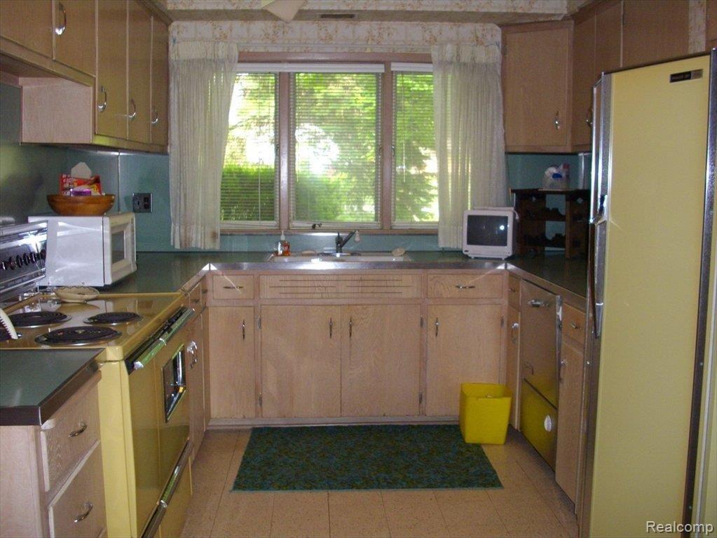 5170 Wing Lake Road Bloomfield Hills, MI 48302 - Photo 14 of 16 Kitchen
