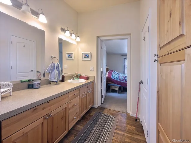 a en suite spacious bathroom with a double vanity sink and a mirror