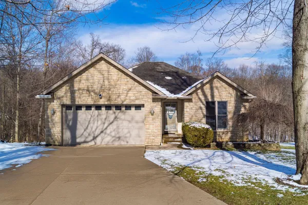 $405,000 | 66 Valley Court, Howard, OH 43028