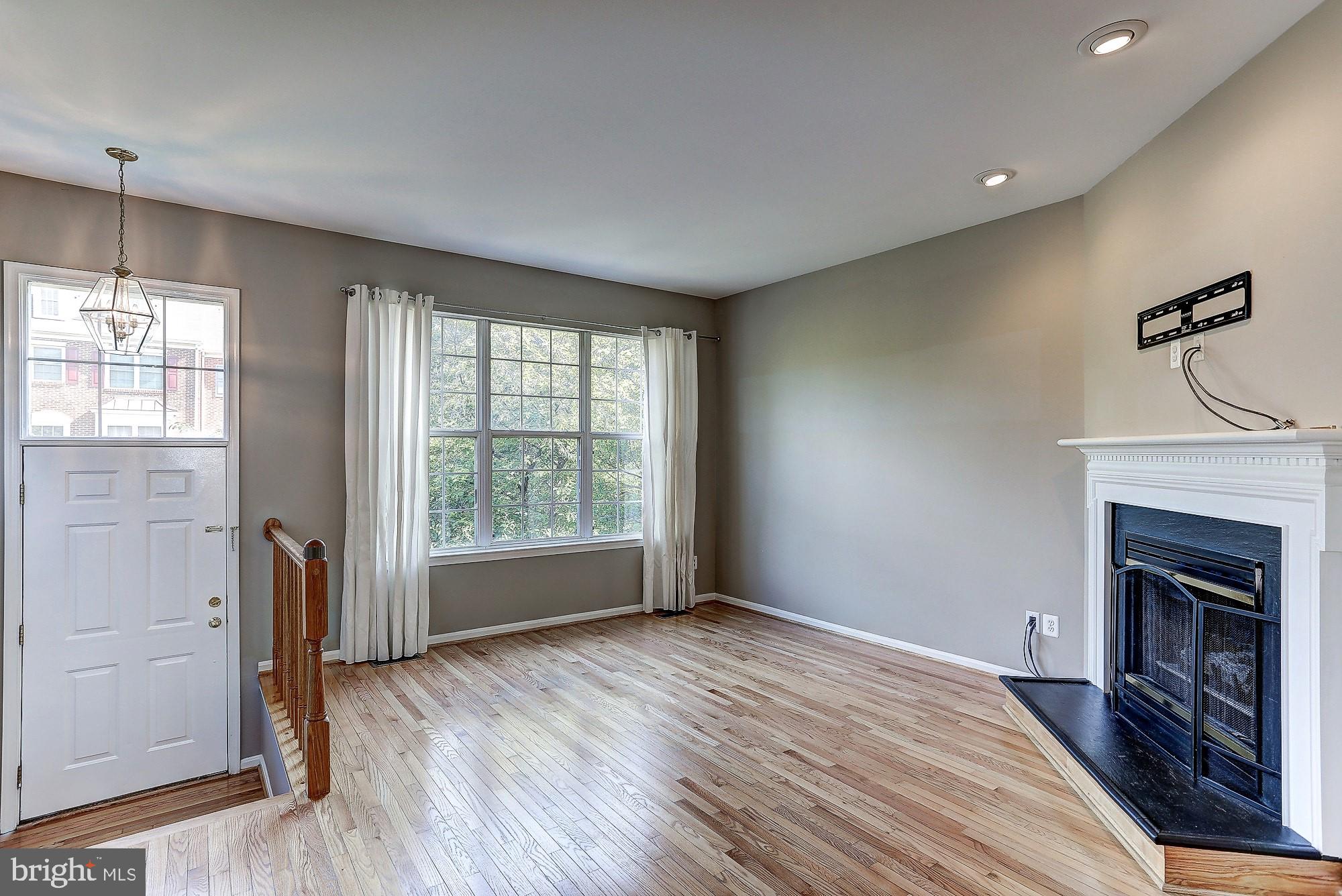 12011 Edgemere Circle Reston, VA 20190 - Photo 10 of 29 LIVING ROOM (2ND VIEW)