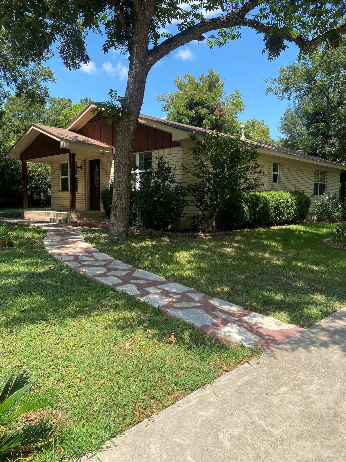 609 Kerr Street Brenham, TX 77833 - Photo 5 of 34 a front view of a house with a garden