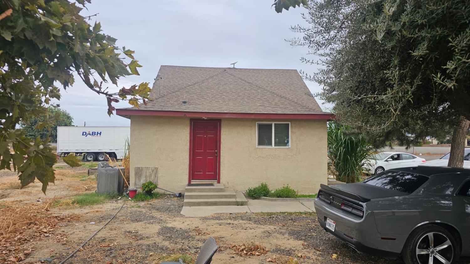 11881 Griffith Road Turlock, CA 95380 - Photo 19 of 42 a front view of a house with garden