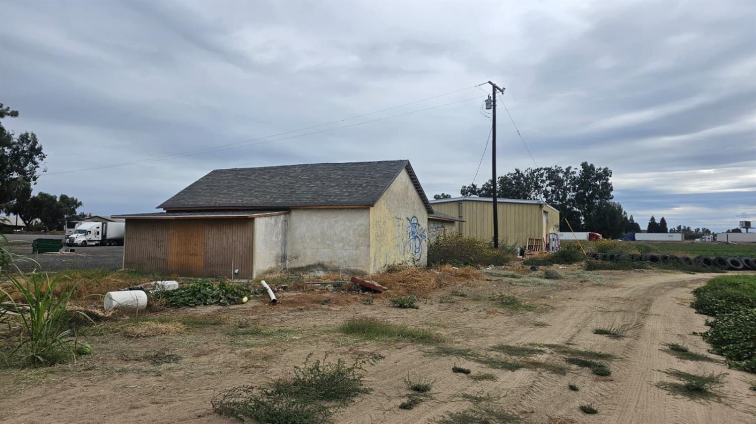 11881 Griffith Road Turlock, CA 95380 - Photo 31 of 42 a front view of a house with garden
