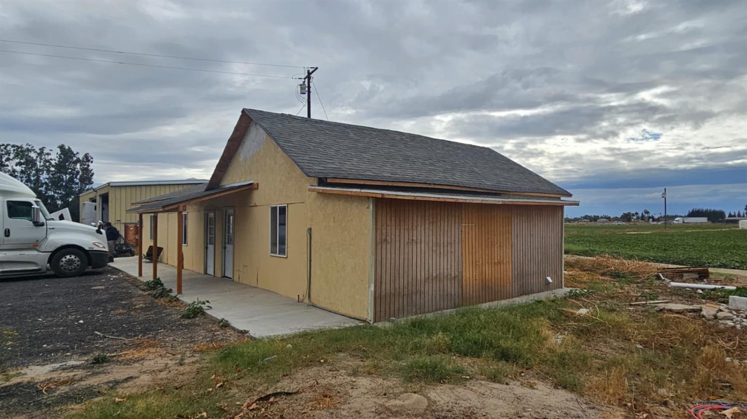 11881 Griffith Road Turlock, CA 95380 - Photo 33 of 42 a view of a house with a outdoor space