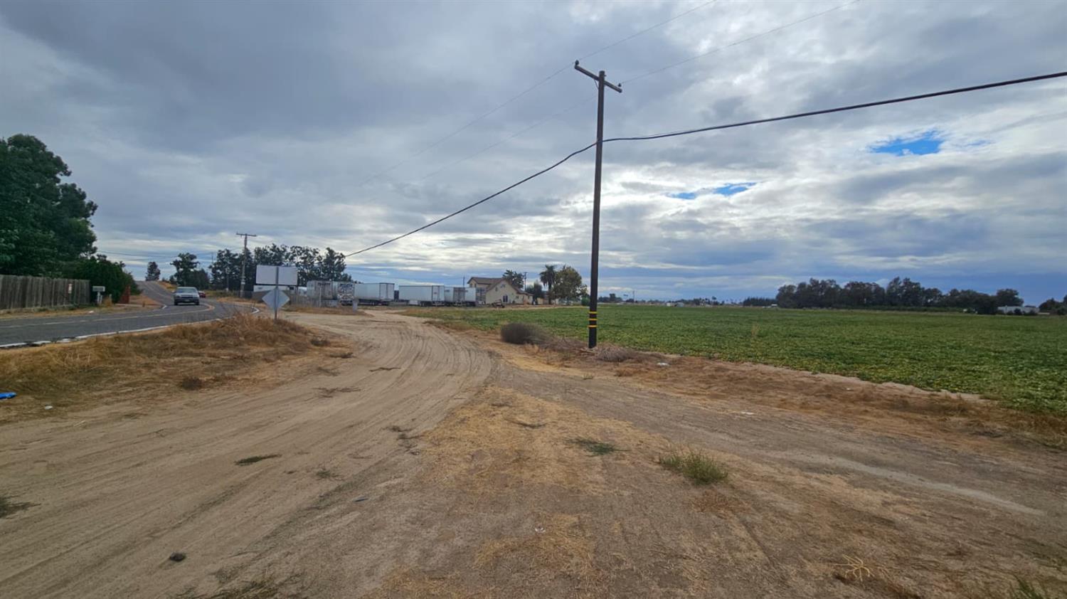 11881 Griffith Road Turlock, CA 95380 - Photo 35 of 42 a view of a road from a yard