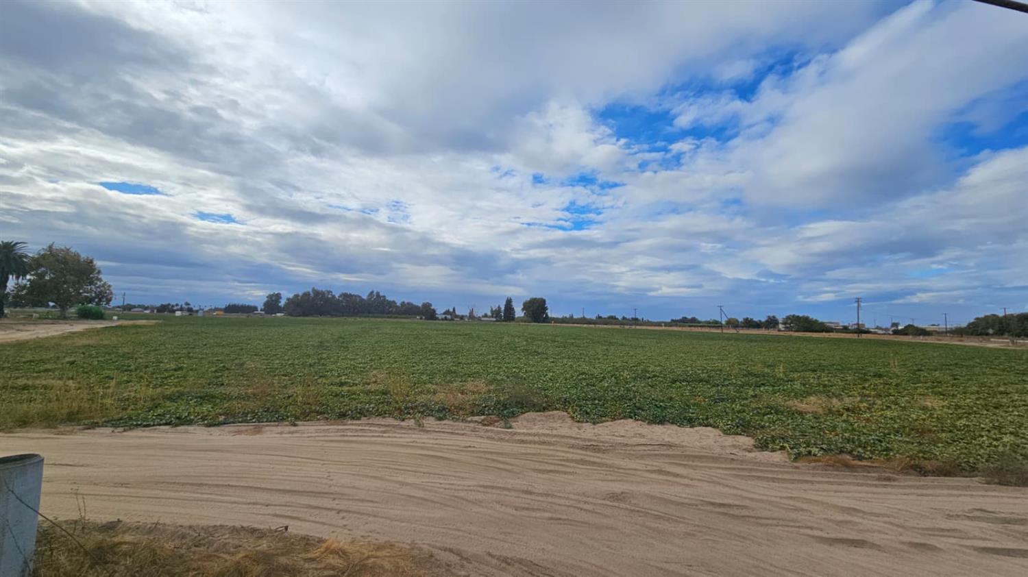 11881 Griffith Road Turlock, CA 95380 - Photo 36 of 42 a view of a big room with a big yard
