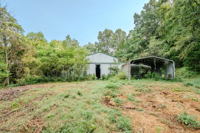 a view of a yard with a house