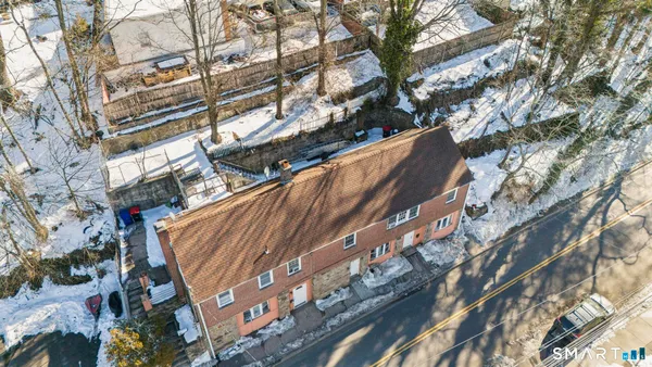 a view of a yard of the house