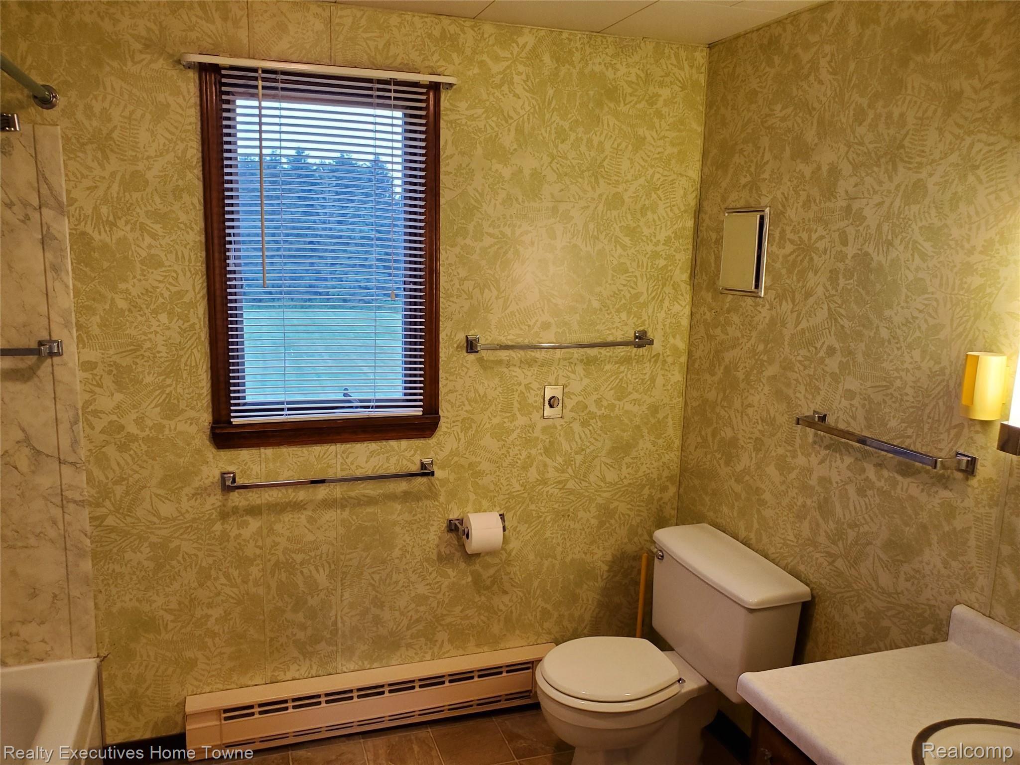 7864 Wildcat Road Jeddo, MI 48032 - Photo 28 of 39 Full bath upper level