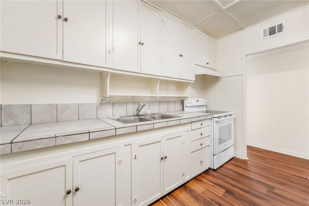 2 California Way Henderson, NV 89015 - Photo 12 of 29 Ample storage and a ready-to-use cooking space.