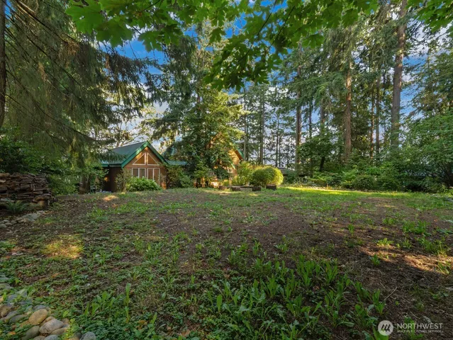 a view of a back yard