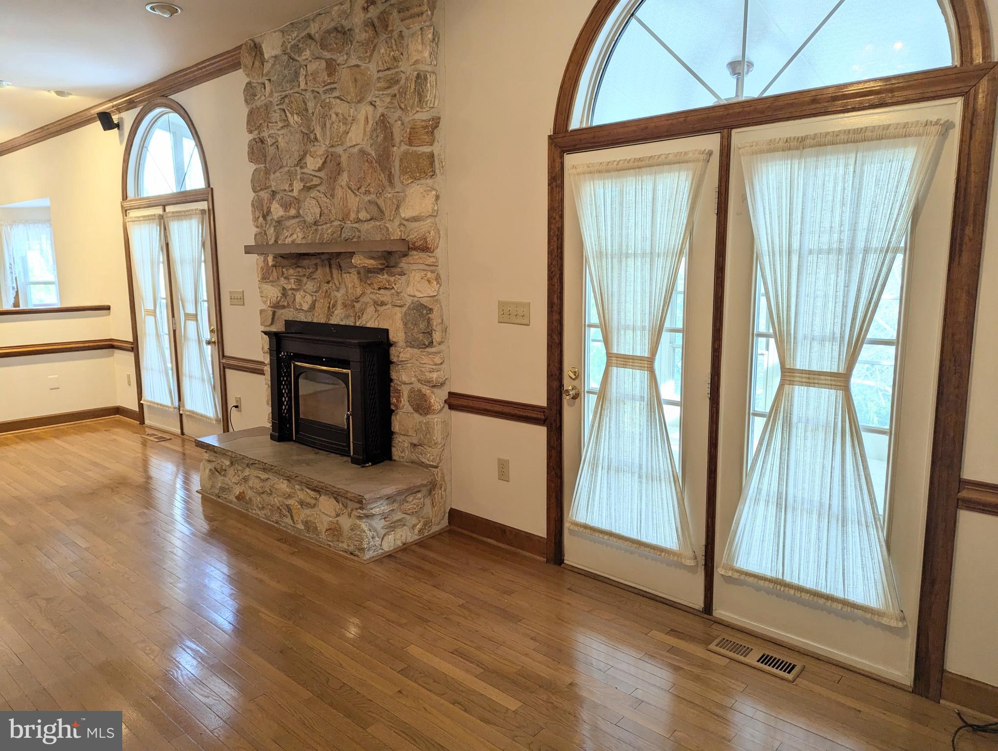 12388 Henderson Road Clifton, VA 20124 - Photo 11 of 47 Gallery Image 11